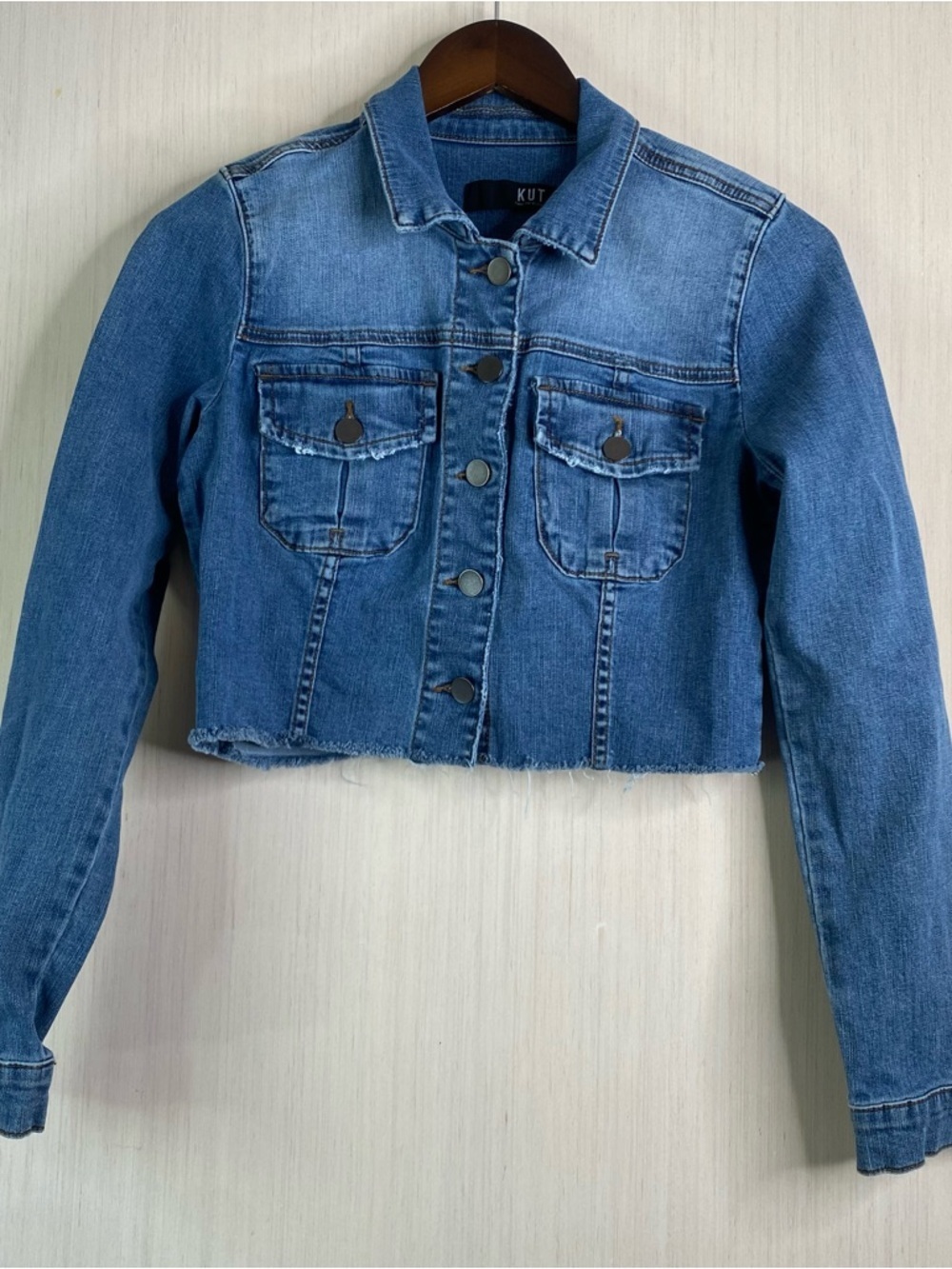 Kut from the Kloth Women’s Kara Cropped Blue Denim Jacket Frayed Raw Hem Small